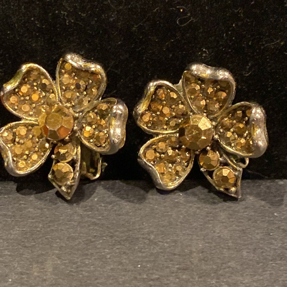Weiss Chocolate Aurora Borealis Clip Earrings. - Picture 6 of 6